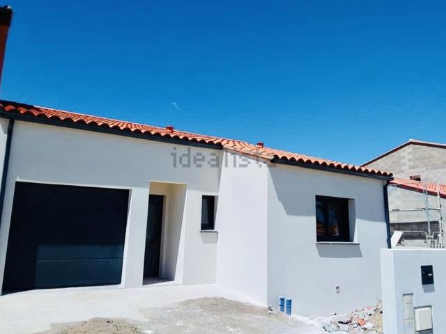 Maison, Pia