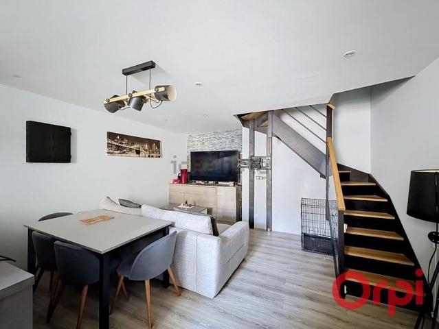Maison, Pia
