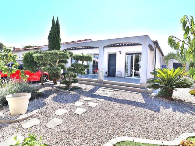 Maison, Pia