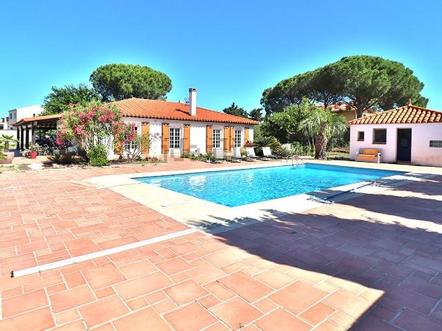 Maison, Pia