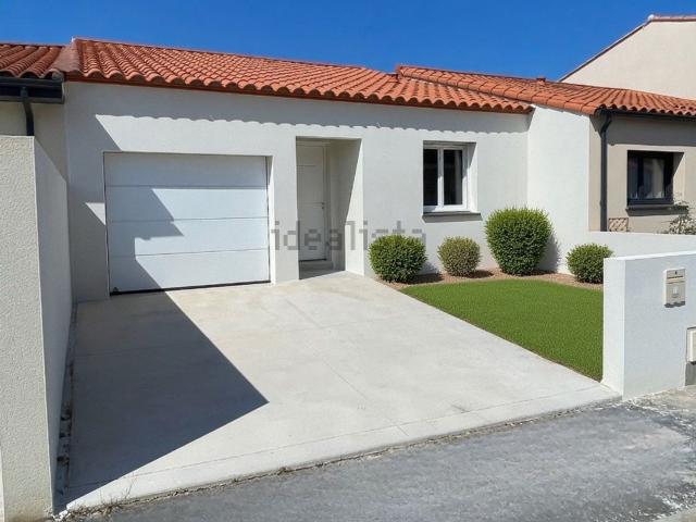 Maison, Pia