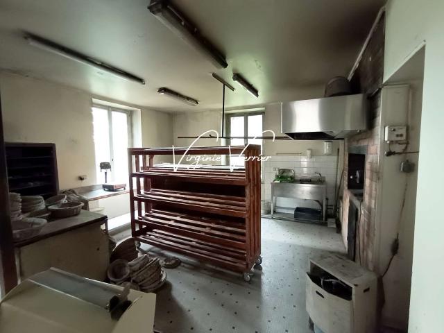 Maison pierre 190 m² T10 + 2.586 m² terrain 24390 Hautefort