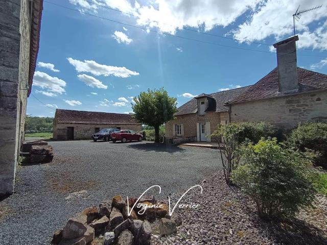 Maison pierre 89 m² T5 + 2 granges + 18.505 m² terrain + mare 19310 Segonzac