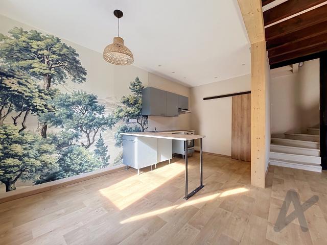 Maison pierres dorées avec jardin