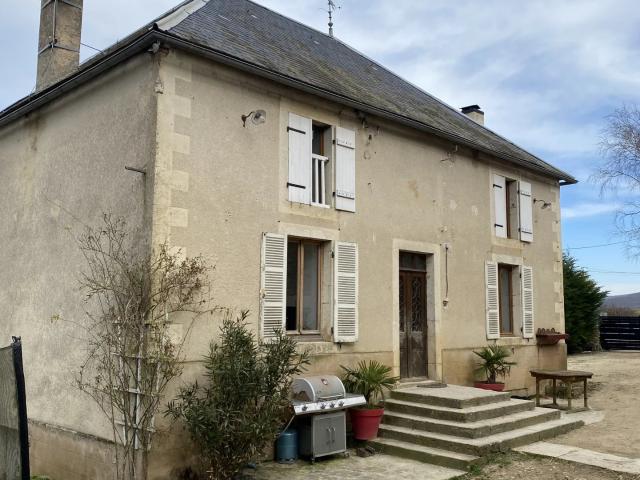 Maison pierres écuries, dépendances et grand terrain à 10 mn de