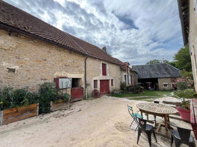Maison pierres écuries, dépendances et grand terrain à 10 mn de pouilly en auxois