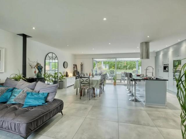 Maison plain pied 6 pièces avec jardin et piscine