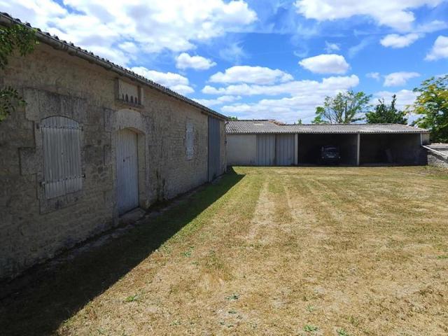 Maison Plain Pied 138M², 3 ch, dépendances et jardin, Rouillac Aigre