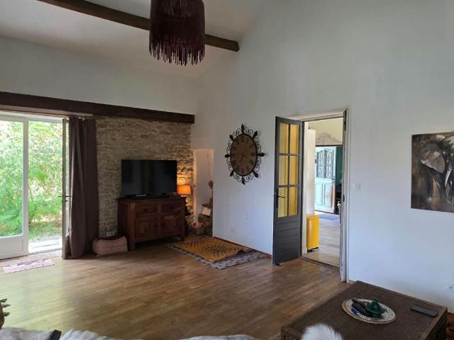 Maison plain pied, 3 chambres, piscine, 5283m² de jardin à Saint Coutant 16