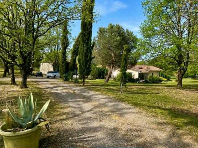 Maison plain pied avec local indépendant de 106 m² sur superbe parc de 10 000 m² – Birac sur Trec 47