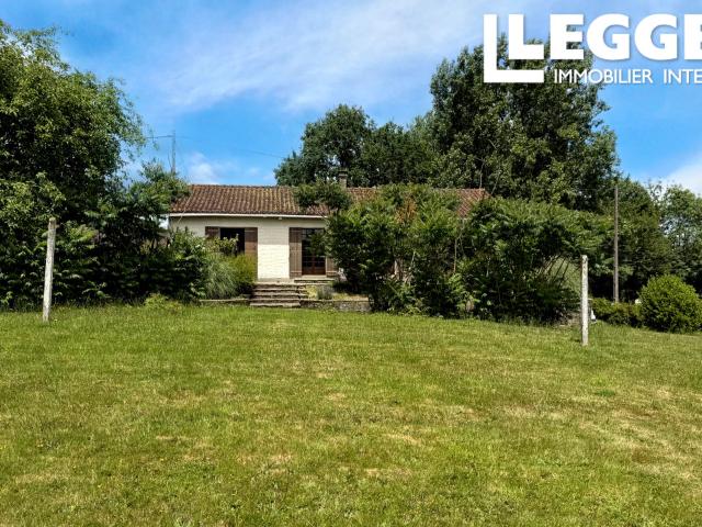 Maison plain pied en pierre élevée sur une grande garage avec trois chambres et joli jardin. Périgord Vert