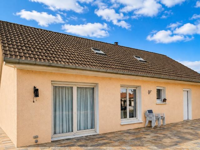 Maison plain pied offrant environ 158 m2 habitables + garage. 158m² Peyrieu