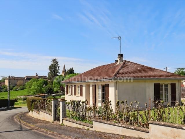 Maison Plain Pieds élevée sur sous sol de 94 m² 3 Chambres 5 Pièces Garage Terrain 634 m² 87190 MAGNAC LAVAL