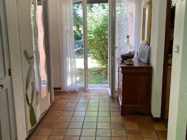 Maison plein pied située dans un bois