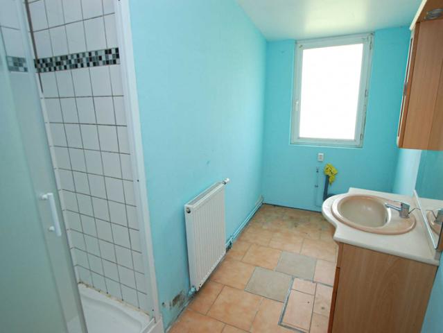 MAISON PROCHE FRONTIERE AVEC GRANDE PIECE DE VIE