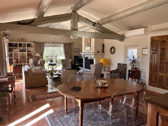 Maison provençale avec piscine et superbe environnement 220m² Entrechaux