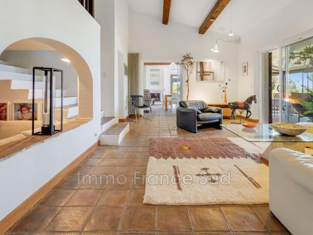 Maison Provençale d'architecte avec gîtes, piscine et oliver. 350m² Tourtour