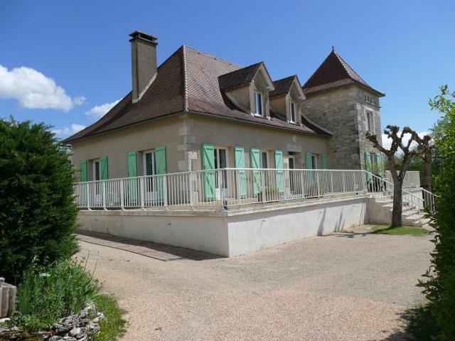 Maison quercynoise de 1980 type 6 avec 2500m² de jardin, sec. 136m² Gramat