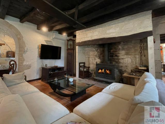 Maison quercynoise de caractère sur terrain de 8000m² 235m² Le Bastit
