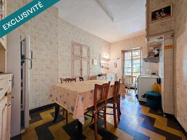Maison R+1 avec grand terrain, garage, caves et accès rivière – Fort potentiel