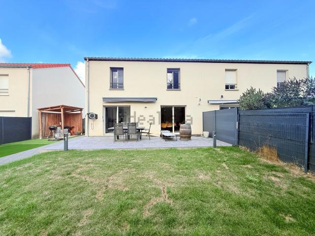 Maison, Roussy le Village