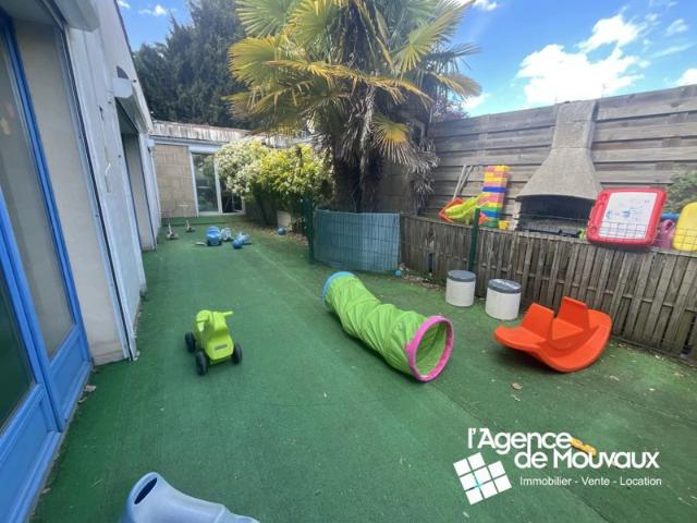 Maison plain pied semi individuelle de 220m2 5 chambres jardin stationnement privatif