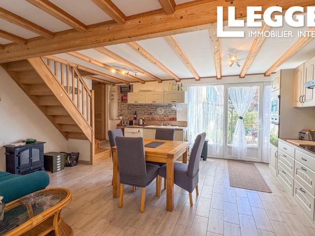 Maison récemment rénovée de 5 chambres, 4 sdb, autrefois un B&B/gîte. A l'orée d'un village animé