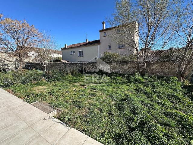 Maison récente avec garage et jardin