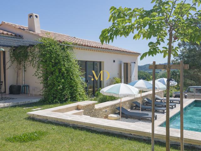 Maison récente avec piscine et vue, proche Gordes et Goult