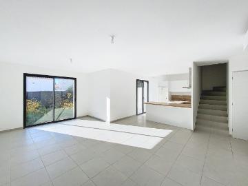 Maison récente climatisée avec jardin