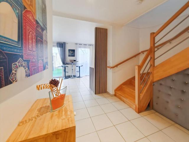 Maison récente climatisée à Angers offrant 85 m² habitables avec une terrasse