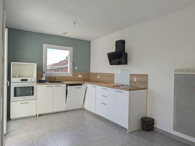Maison récente de 4 chambres avec jardin et garage – 1 320 € / m