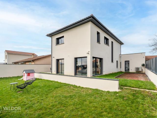Maison récente de 145 m² avec 4 chambres et bureau, jardin et ga