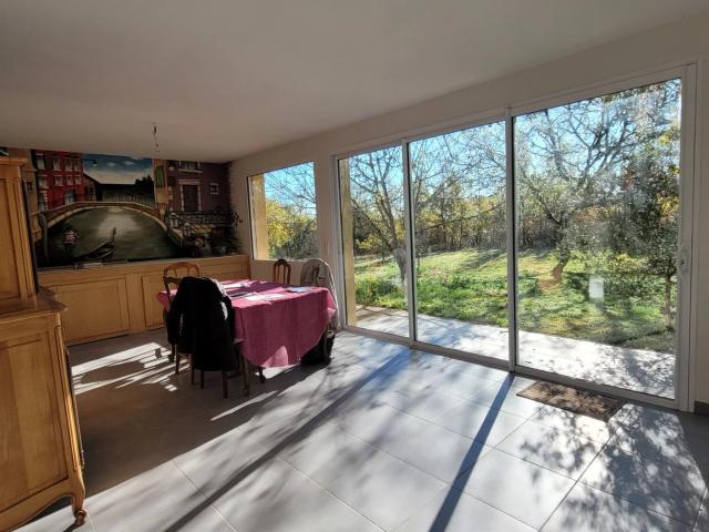 Maison récente de plain pied avec garage sur 2600 m2 de terrain