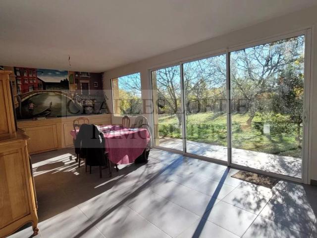 Maison récente de plain pied avec garage sur 2600 m2 de terrain, à 15 minutes de Cahors