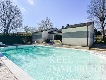 Maison récente de plain pied avec jardin, terrasses et piscine