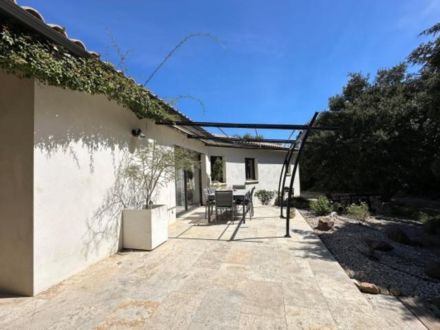 Maison récente sur un terrain de 2 400 m². Piscine et garage. Bel environnement