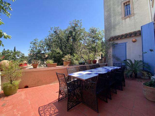 Maison remarquable avec beaucoup de caractère hauts plafond. 400m² Leucate