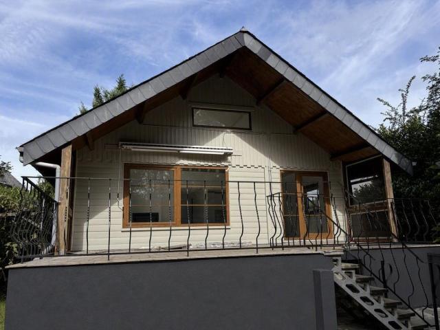 Maison rénovée 2 chambres avec jardin et grand garage