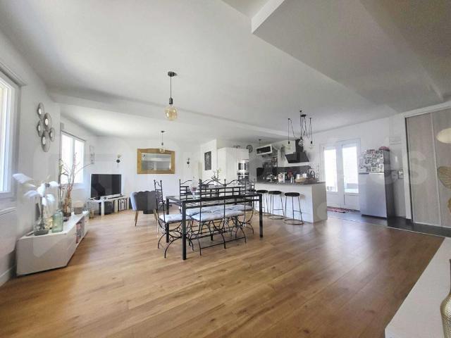 Maison rénovée, 3 chambres, jardin et stationnement
