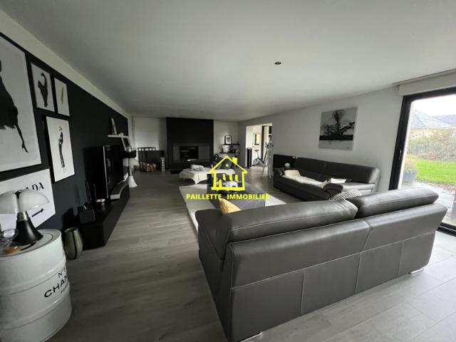Maison rénovée avec de grands volumes