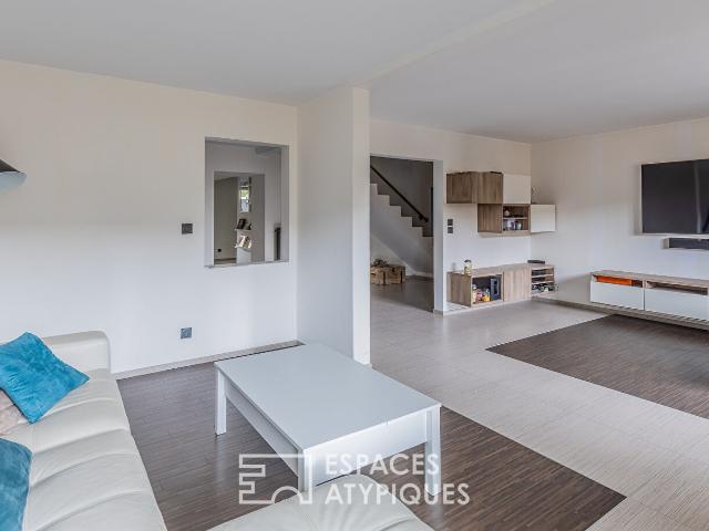 Maison familiale à la rénovation contemporaine avec dépendances et jardin