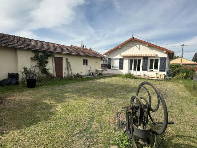 Maison rénovée avec dépendances et jardin de 1000 m2