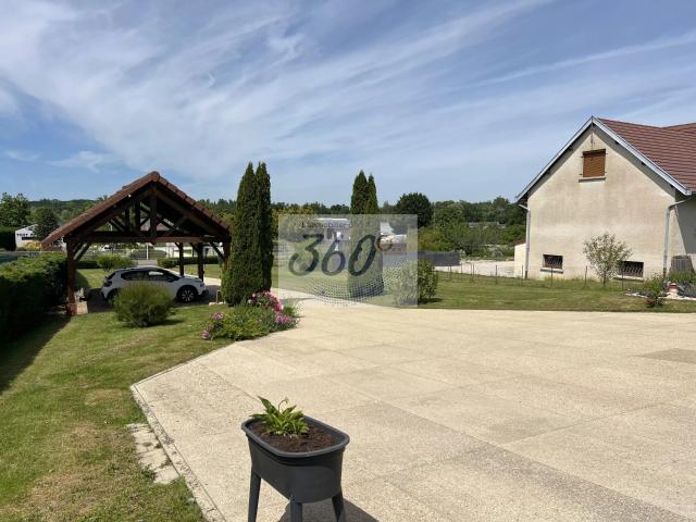 Maison rénovée avec fort potentiel – Terrasse. grand terrain et