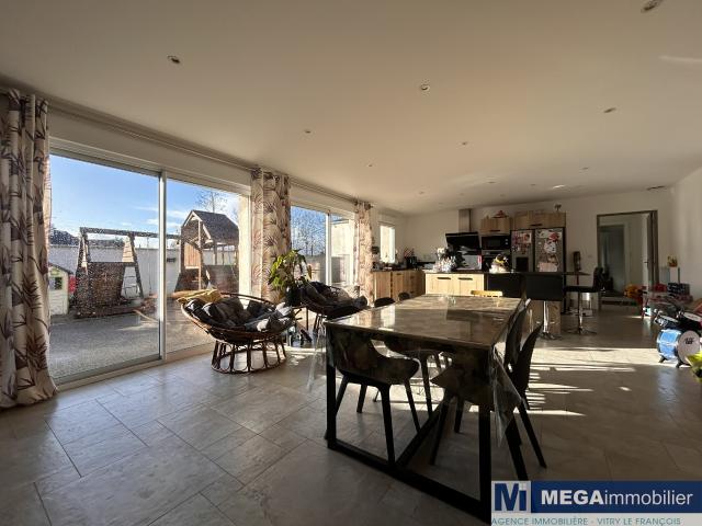 Maison rénovée avec Hangar