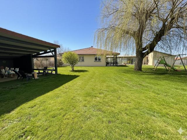 Maison rénovée avec jardin et piscine