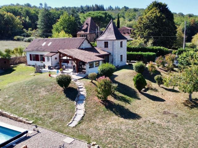 Maison rénovée avec tour, piscine et 5 400 m² de terrain – Le Buisson de Cadouin