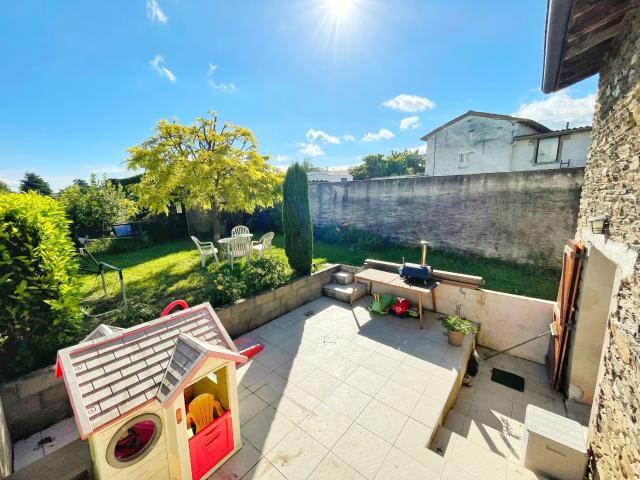 Maison rénovée avec vue sur le Pilat, 3 chambres, garage et jardin au calme à Trèves
