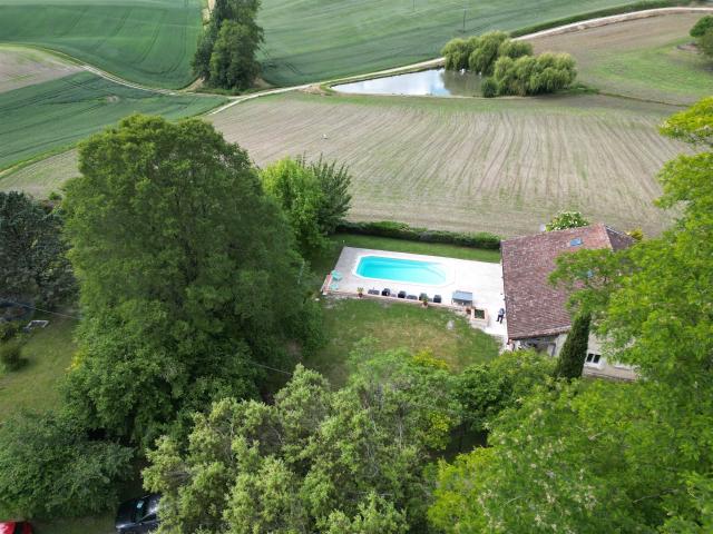 Maison rénovée avec 4 chambres, piscine et grange 116m² Pérignac