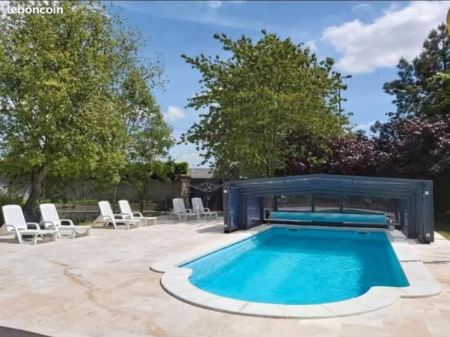 Maison rénovée briques et silex T10 de 390 m2 avec piscine
